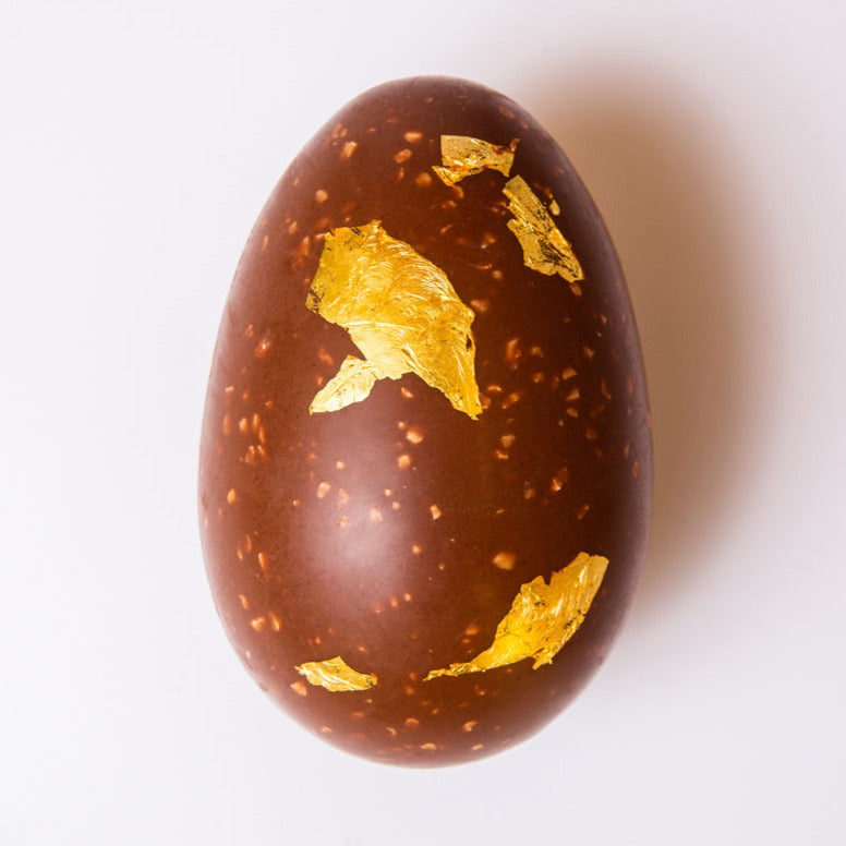 Falcon egg, milk chocolate, hazelnut & gold | Maison Duffour